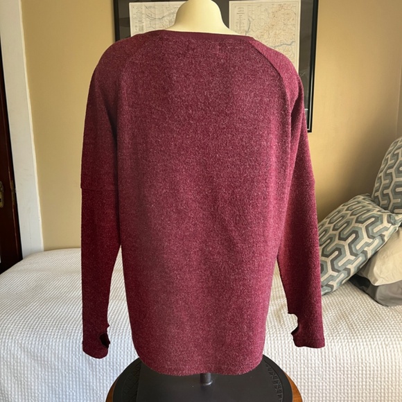 Six/Fifty Women's Sz. M Red Soft Fuzzy Sweatshirt w/Thumb Loops - Picture 2 of 6
